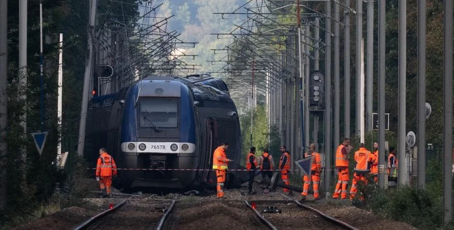 Derailment scene train tracks
