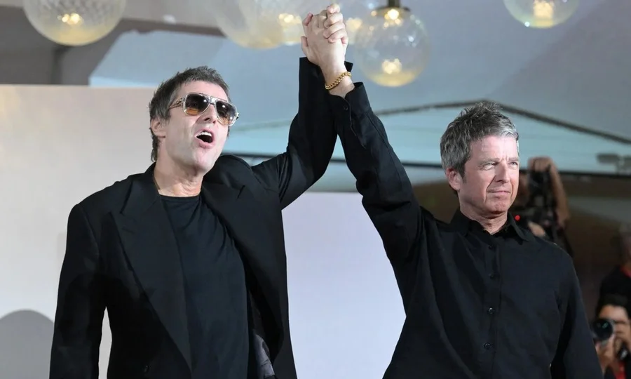 Oasis band performing live